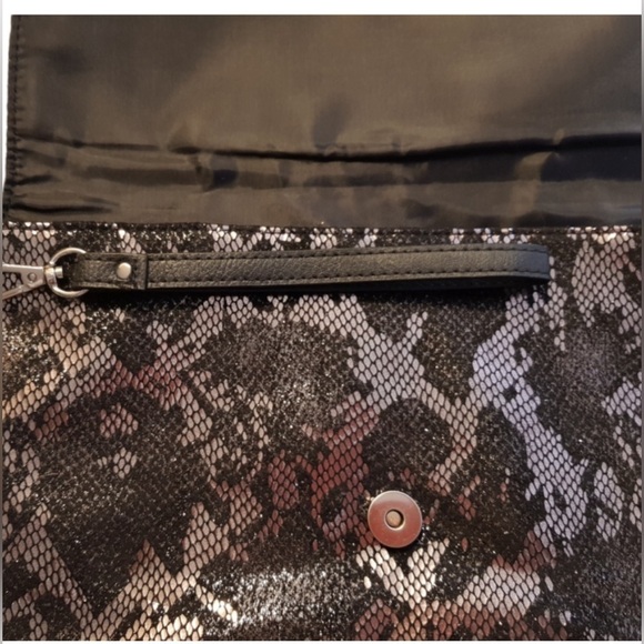 Metallic Snake Silvered/Black Soft Texture Synthetic Handbag Animal Print - Picture 6 of 6
